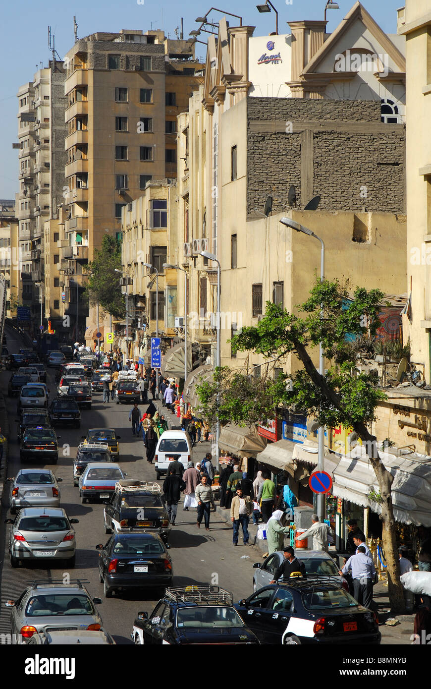 KAIRO, ÄGYPTEN. A Straßenszene im islamischen Kairo in der Nähe von Khan el-Khalili-Basar. Stockfoto