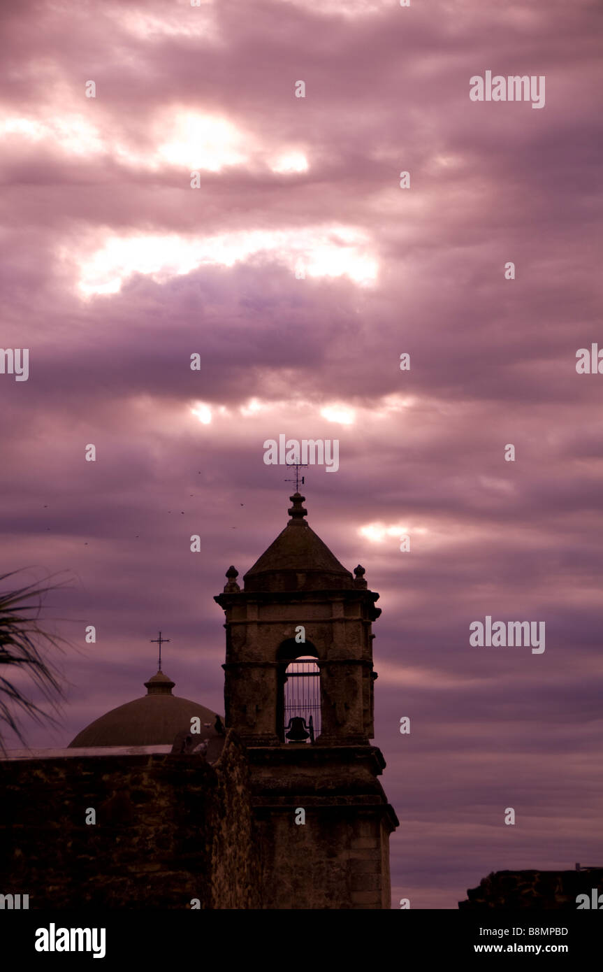 Mission San Jose Bell Tower San Antonio Texas tx am frühen Morgen dramatischer lila Himmel Silo silhouette Stockfoto