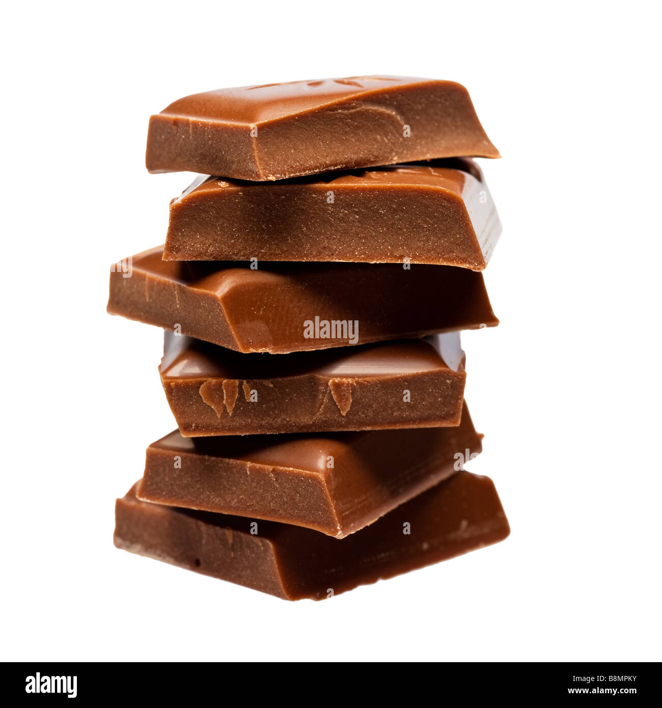 Stapel von Schokoladenstücke Ausschnitt auf weißem Hintergrund Stockfoto
