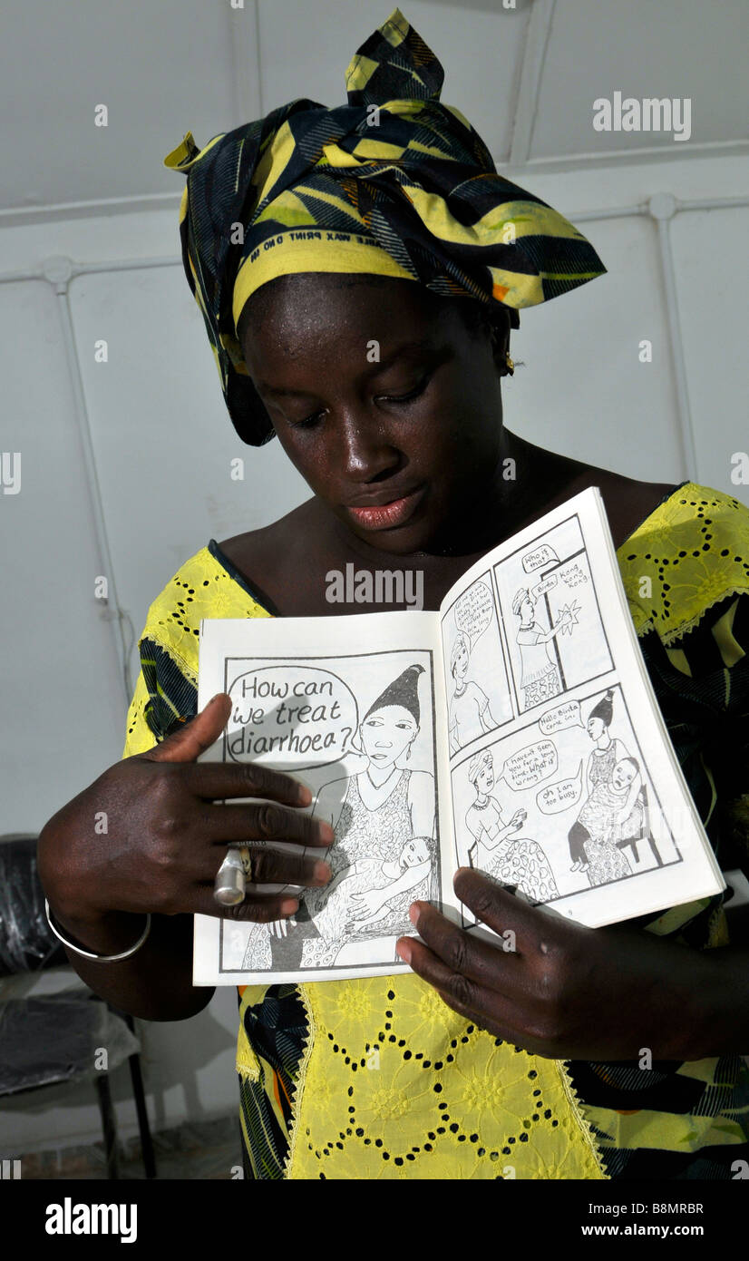 Afrikanische Berater lehrt grundlegende Hygiene der ländlichen Gemeinde in Gambia, "Westafrika" Stockfoto