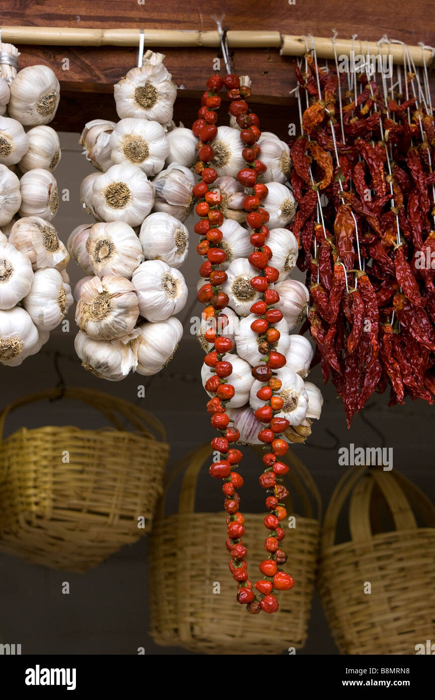 Knoblauch mit getrockneten Chilischoten und Körbe Stockfoto