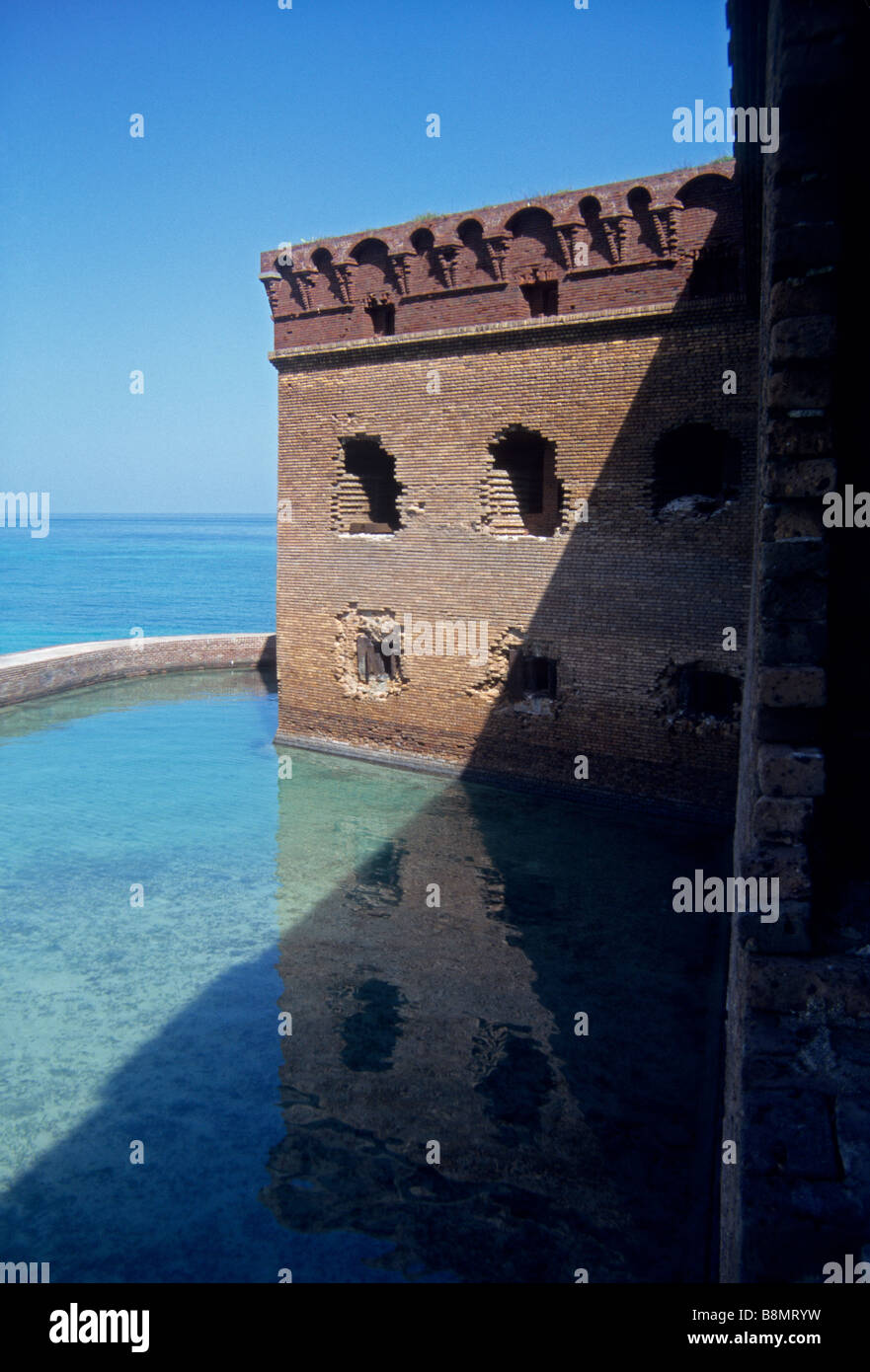 Backsteinfassade und Lagune am Fort Jefferson auf Garden Key, Dry Tortugas Nationalpark, 70 Meilen westlich von Key West, Florida Stockfoto