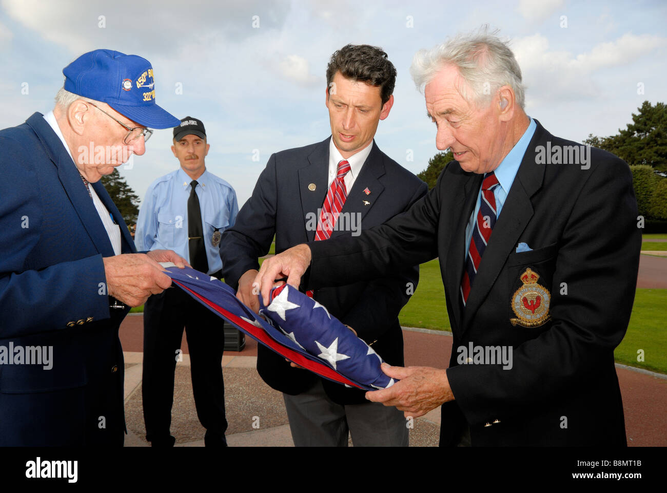 Zwei Veteranen des zweiten Weltkriegs Faltung der amerikanisches Flagge Stockfoto
