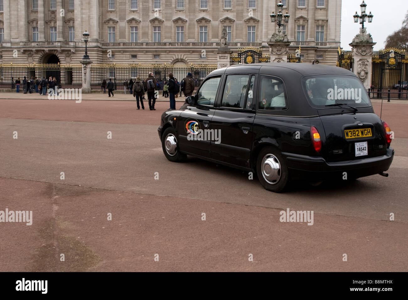 London Black Taxi außerhalb der Buckingham Palace Stockfoto