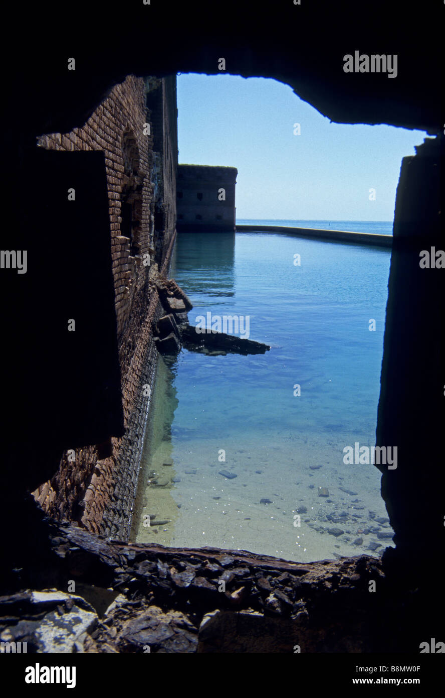 Backsteinfassade und Lagune am Fort Jefferson auf Garden Key, Dry Tortugas Nationalpark, 70 Meilen westlich von Key West, Florida Stockfoto