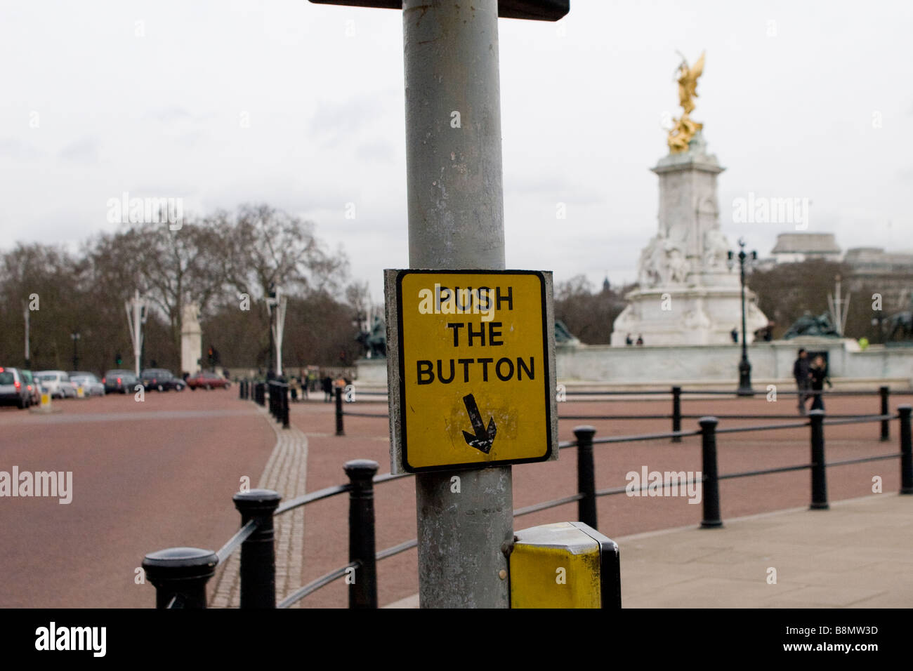 Kreuzung Zeichen drausen Buckinghampalast Stockfoto