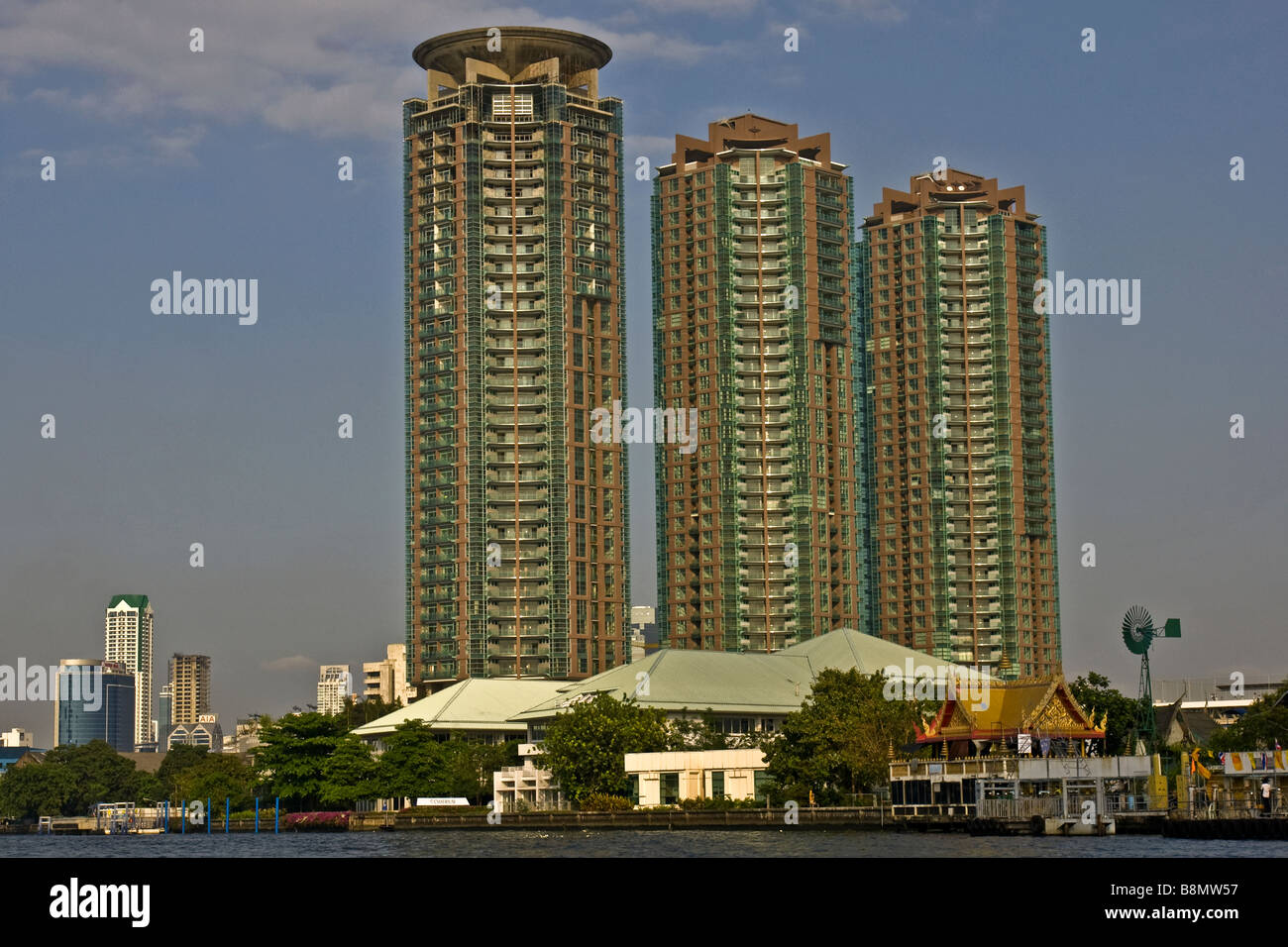 Die Skyline von Bangkok aus dem Fluss Mae Nam Chao Phraya Stockfoto