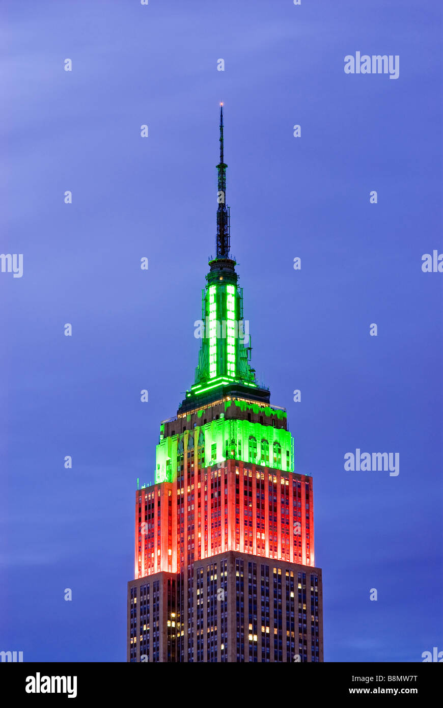 Empire State Building Beleuchtet Bei Nacht Fur Die Weihnachtszeit Stockfotografie Alamy