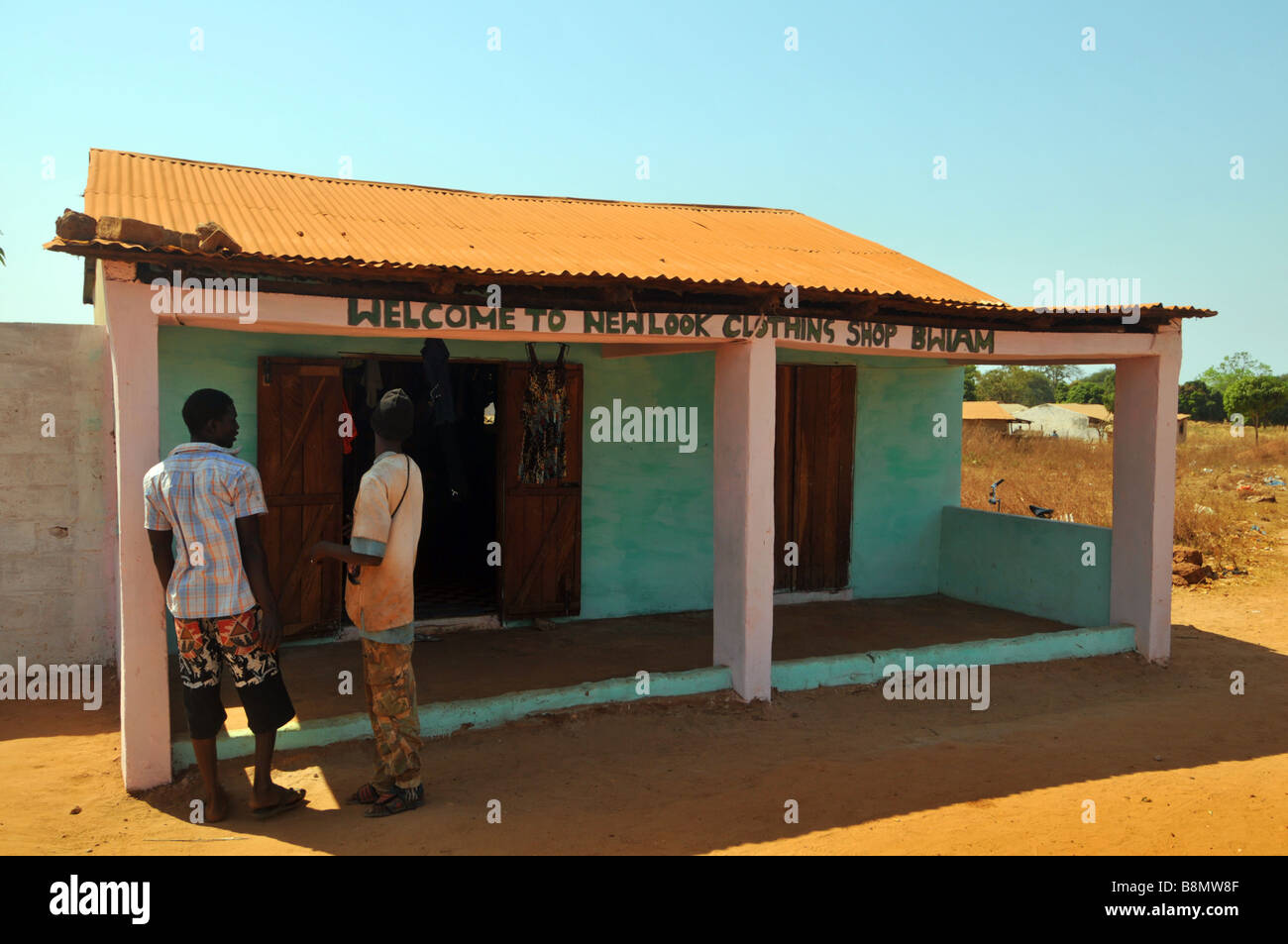 "Neuen Look" Kleidung Shop in Bwiam, Gambia, "Westafrika" Stockfoto