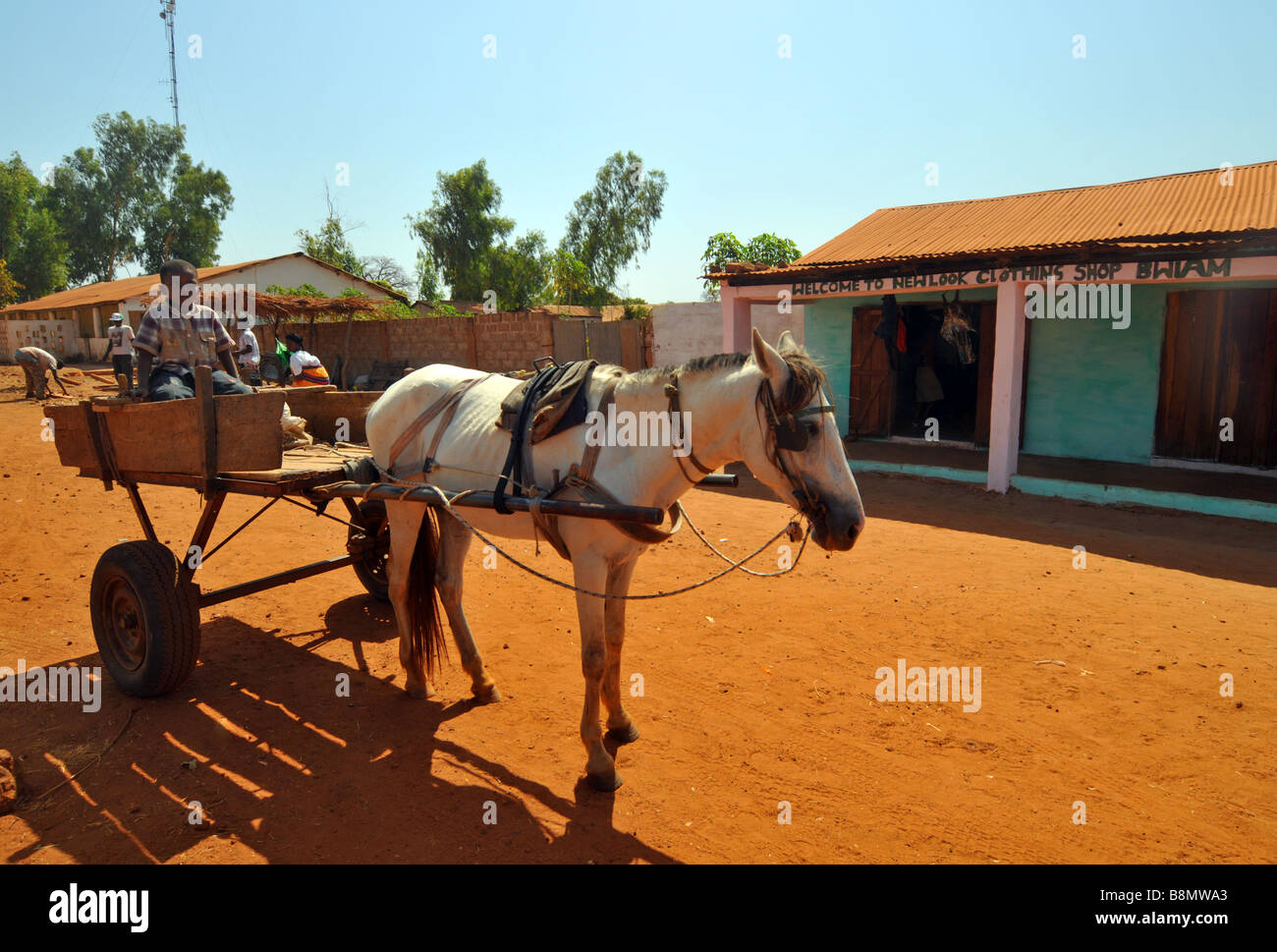 Pferd und Wagen außerhalb "New Look" Bekleidungsgeschäft in Bwiam, The Gambia "Westafrika" Stockfoto