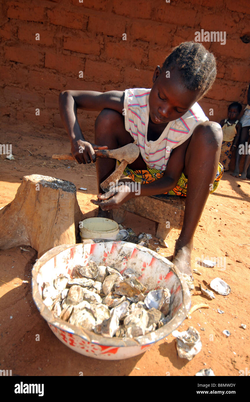 Mädchen arbeiten, öffnen von Austern, Gambia, Westafrika Stockfoto