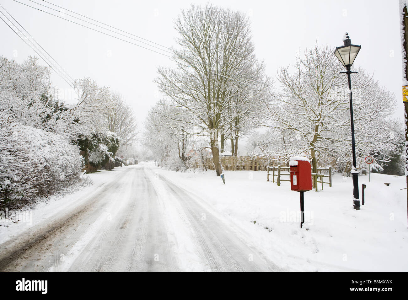 Royal Mail rot Briefkasten und traditionellen Stil Laterne im Schnee bedeckt Buckinghamshire Dorf Askett. Stockfoto