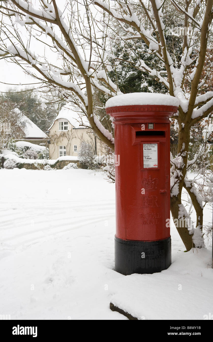 Royal Mail rot Briefkasten bedeckt im Schnee in einem Dorf in Buckinghamshire, England Stockfoto