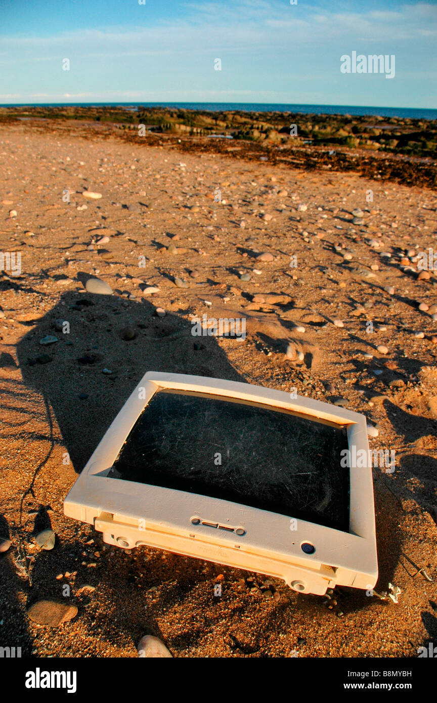 A Computer Monitor liegt am Strand angespült. Stockfoto