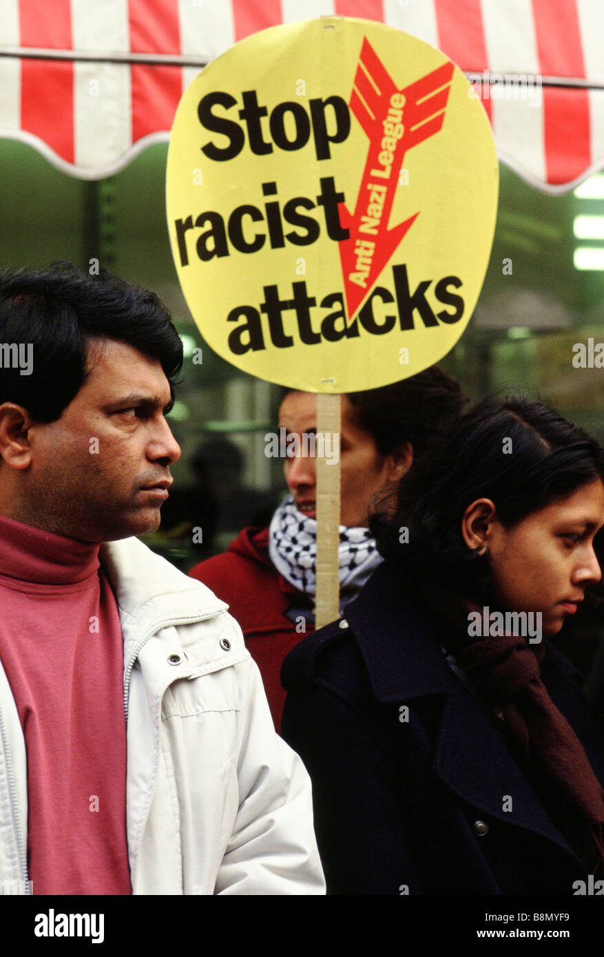 Tower Hamlets, London, UK. Mitglieder der Anti Nazi League (ANL) Protest auf Brick Lane gegen rassistische Angriffe auf die lokale Gemeinschaft. Stockfoto