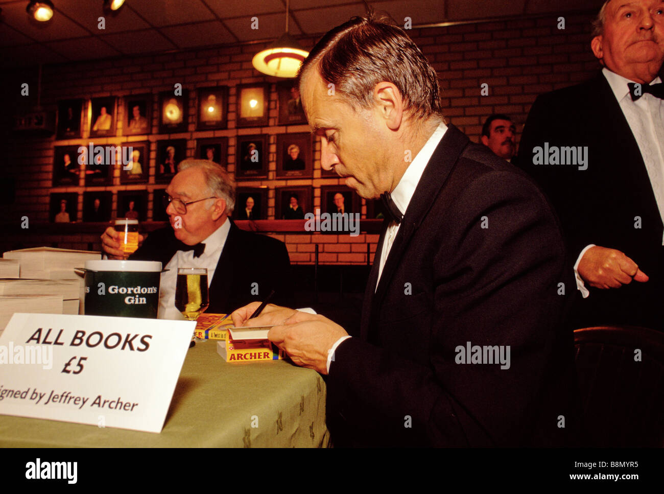 Jeffrey Archer, Autor und ehemaliger Abgeordneter der Konservativen Partei, unterzeichnet Kopien seiner Bücher bei einer lokalen konservativen Partei, wo er der Hauptredner war. 1988. Stockfoto