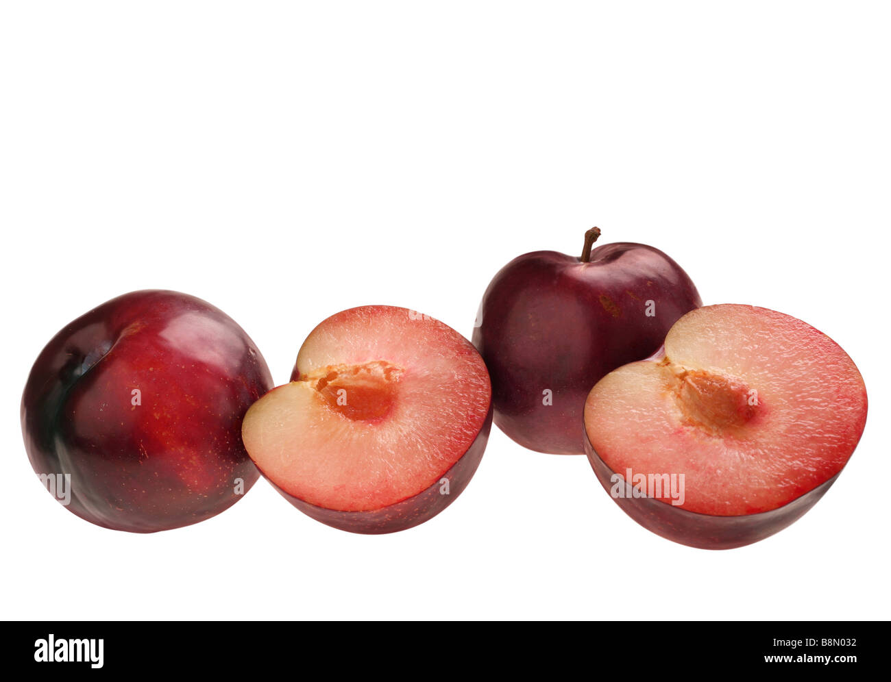 Detail Pflaume Frucht mit Scheibe auf weiß Stockfoto