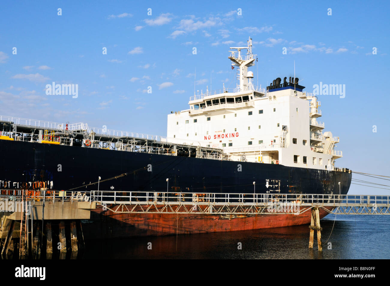 Schiffs Brücke und blauen Stahlrumpf des griechischen "Öl-Tanker" Dhonoussa am Dock mit den Aufbauten und Deck am Dock. Stockfoto