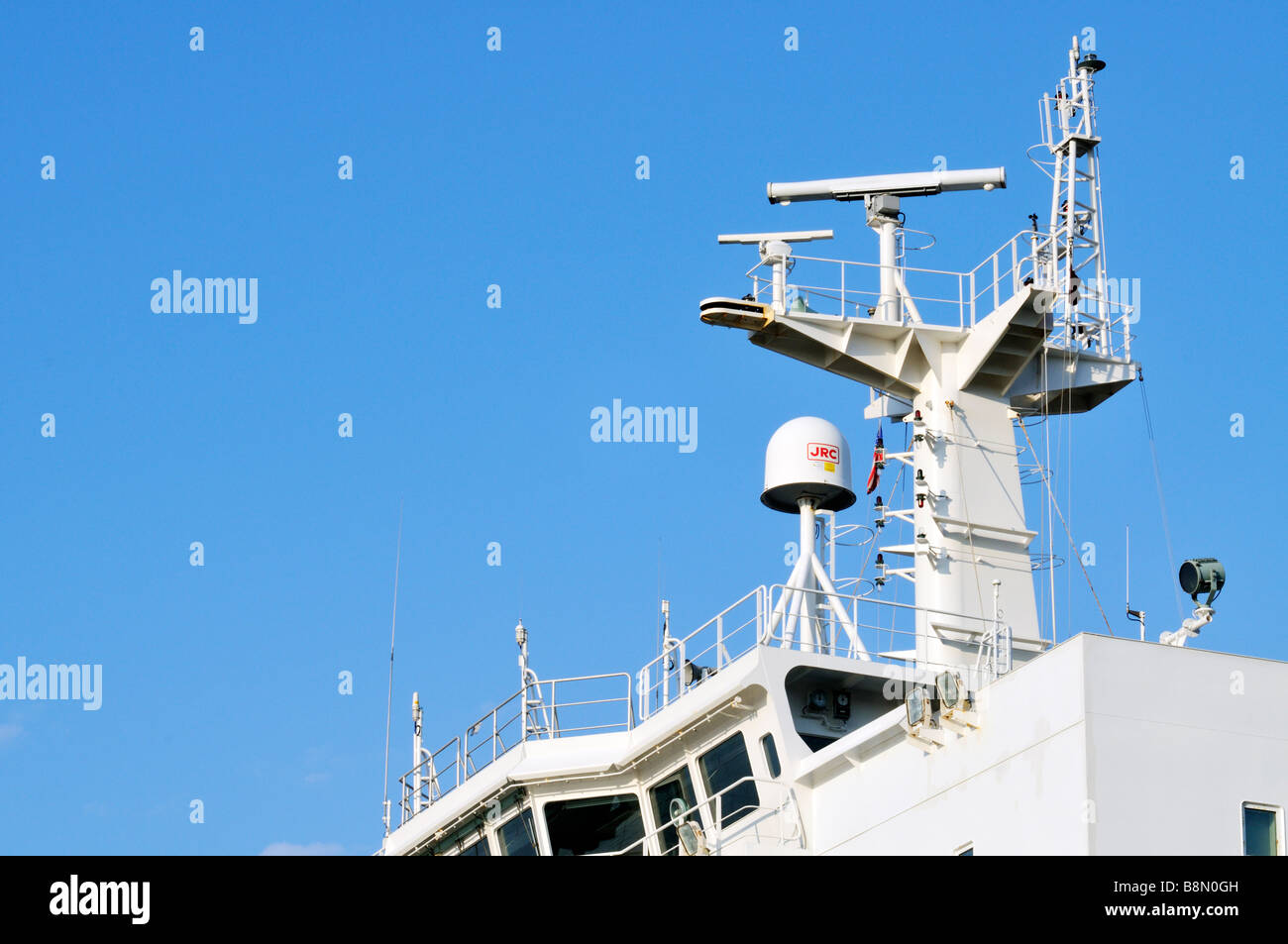Schiffs-Elektronik im Außenbereich der Brücke mit Radar und "Satellitenkommunikation" Ausrüstung gegen [klaren blauen Himmel] Stockfoto