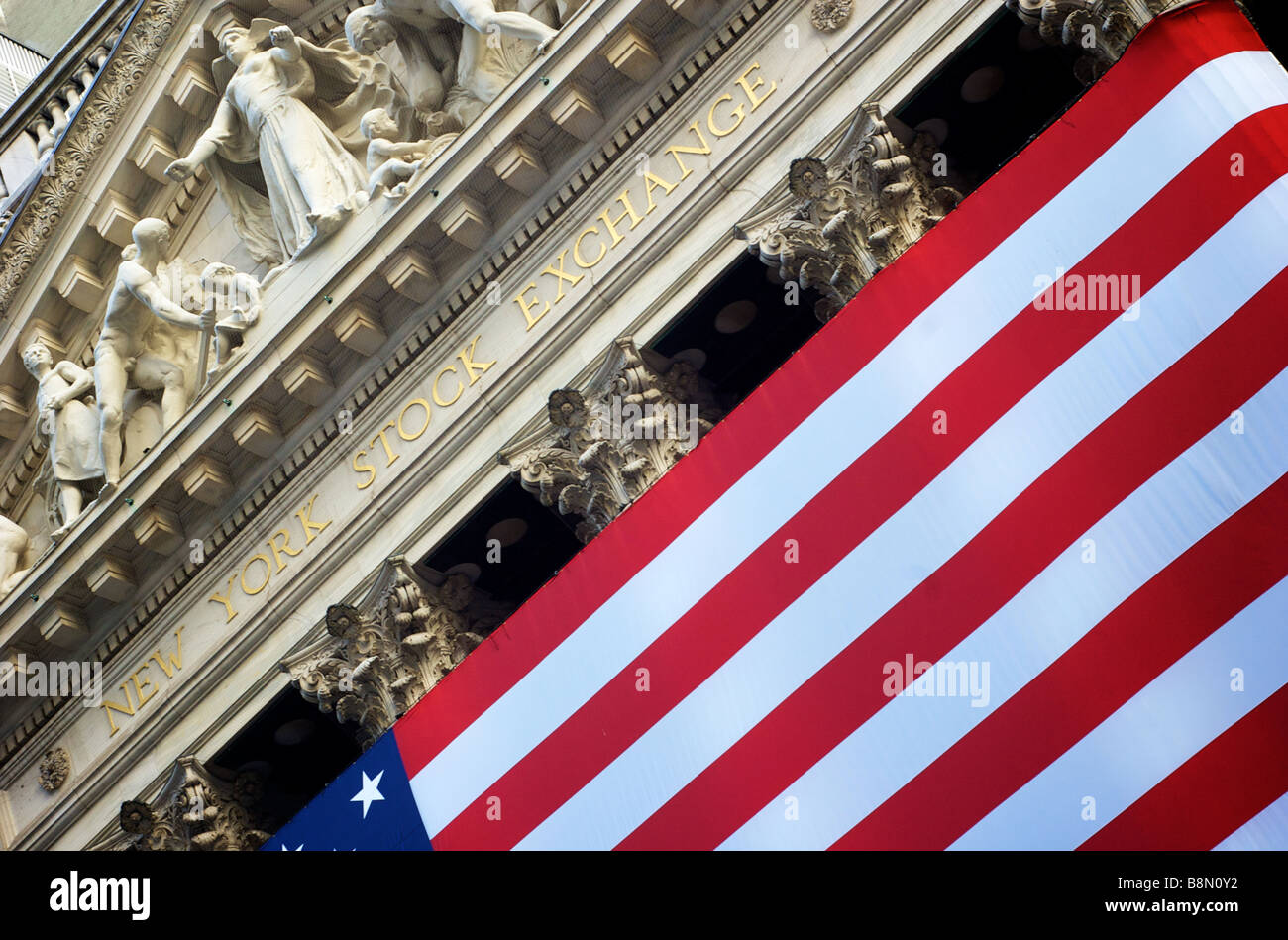 Nahaufnahme der New Yorker Börse an der Wall Street in New York City, USA (für nur zur redaktionellen Nutzung) Gebäude Stockfoto