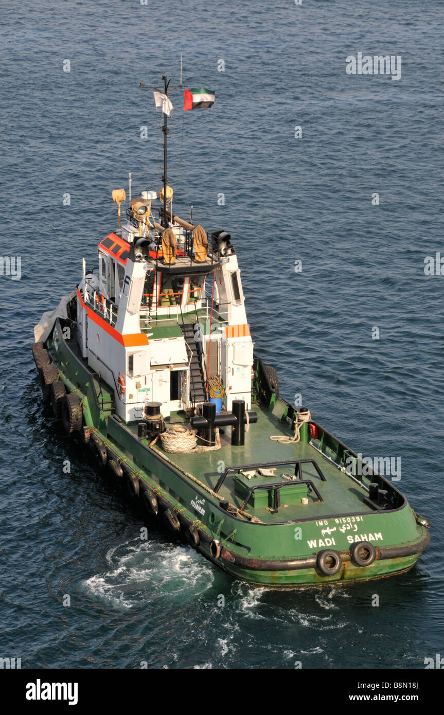 Fujairah Hafen auf den Golf von Oman Schlepper warten gerne Kreuzfahrtschiff Stockfoto