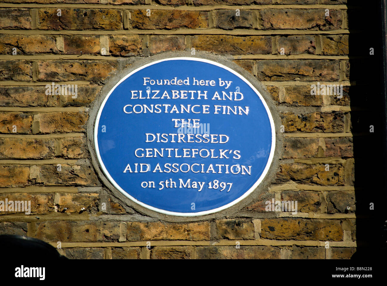 blaue Plakette kennzeichnen das Haus wo Elizabeth und Constance Finn gegründet, der notleidenden Adelsnest Förderverein Stockfoto