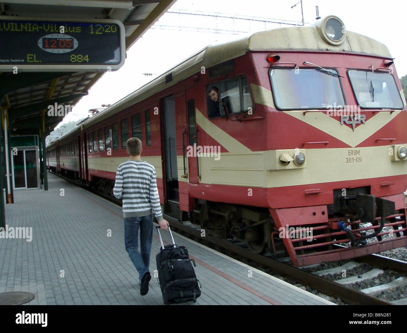 Zug am Bahnsteig im Bahnhof Kaunas in Litauen Stockfoto