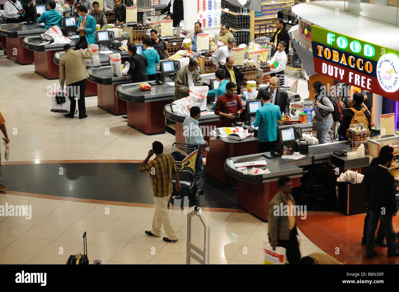 Einkaufen in den Duty-Free-Bereich des Dubai International Airport Stockfoto