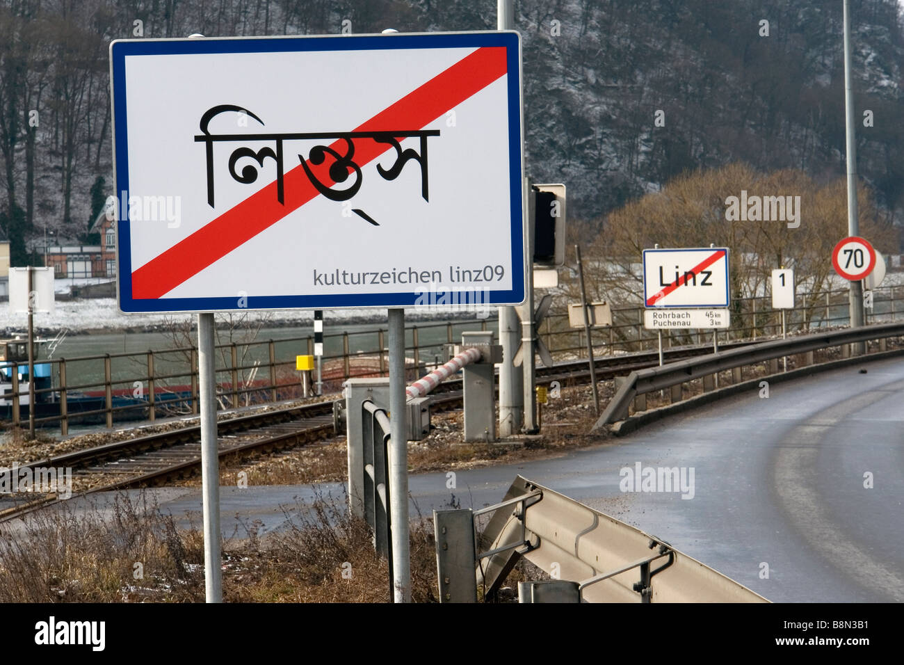 Linz Stadt Name Verkehrszeichen in Hindi - Österreich - 2009 Europäische Kulturhauptstadt Stockfoto