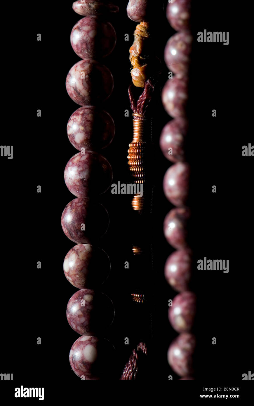 Eine muslimische Tasbih aus Jordanien mit Perlen hergestellt aus Amethyst. Stockfoto