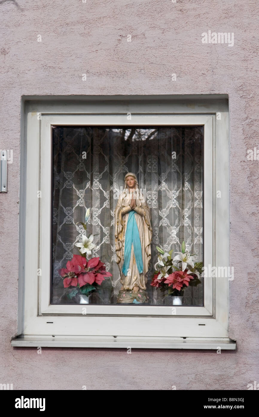 Statue der Muttergottes in einem Privathaus Fenster Linz Österreich