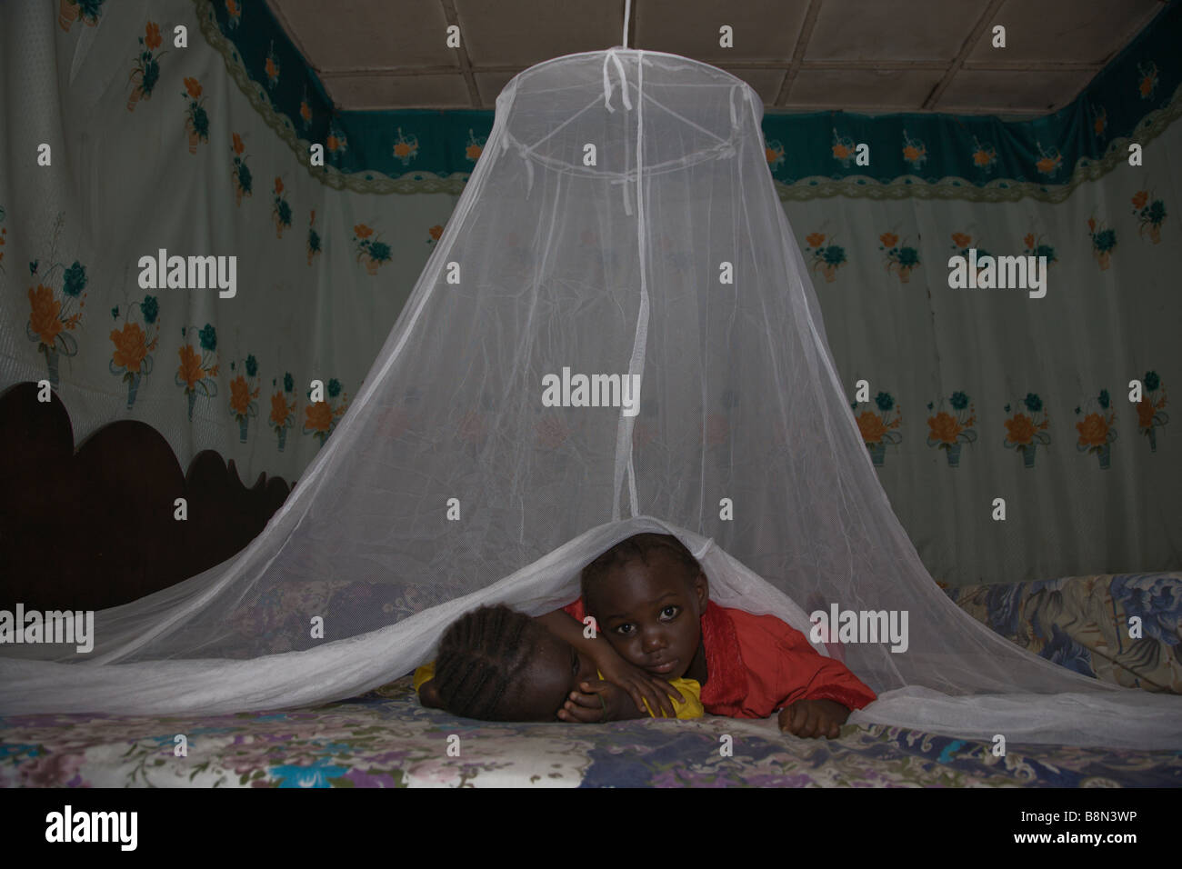 Kindern in Nigeria schläft unter einem lang anhaltenden Insektizid  behandelt Moskitonetz, Malaria zu verhindern Stockfotografie - Alamy