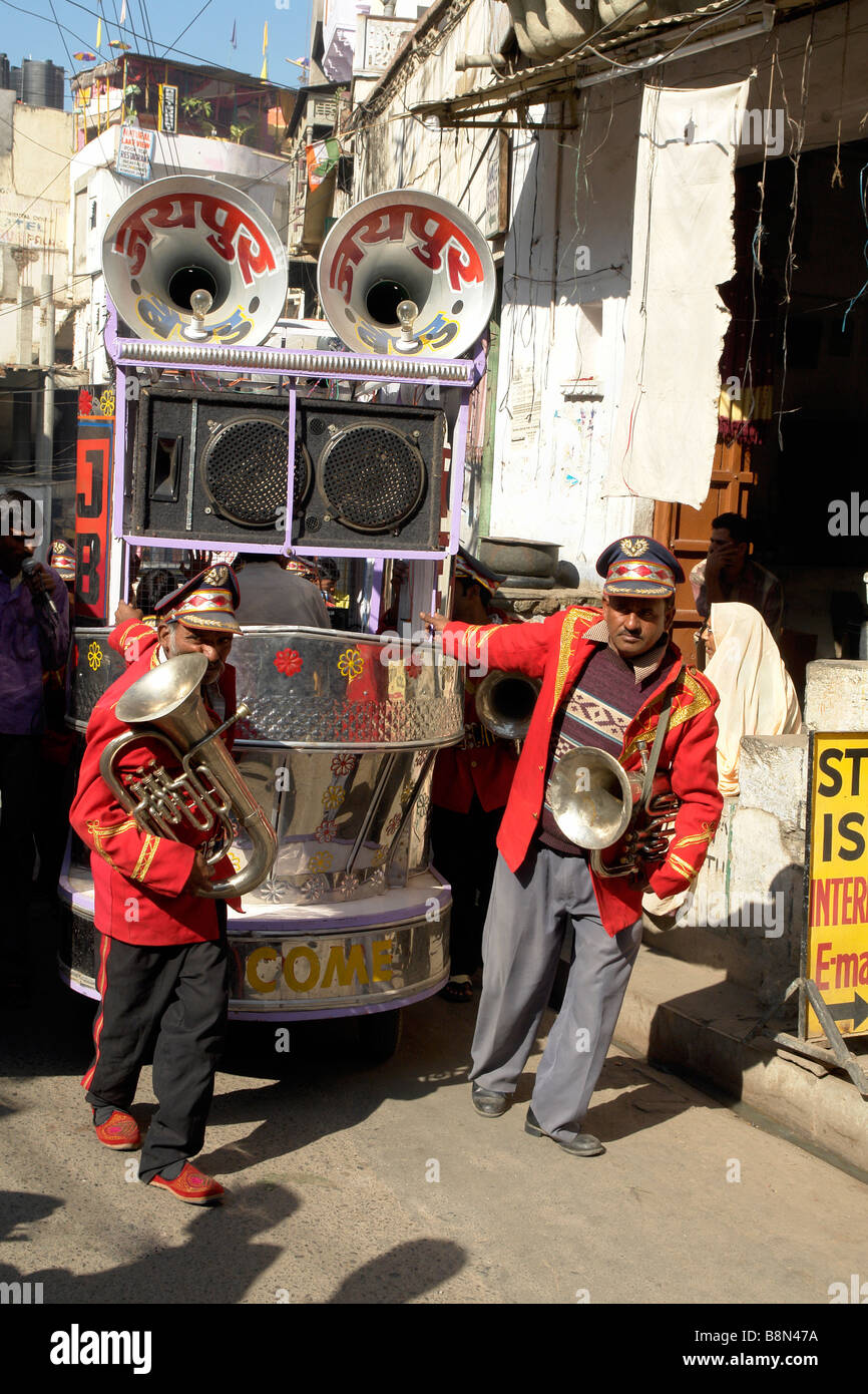 indische Bandmitglieder ziehen traditionelle öffentliche Adresse Anhänger durch die Gassen von Udaipur während eine Puja-Zeremonie Stockfoto