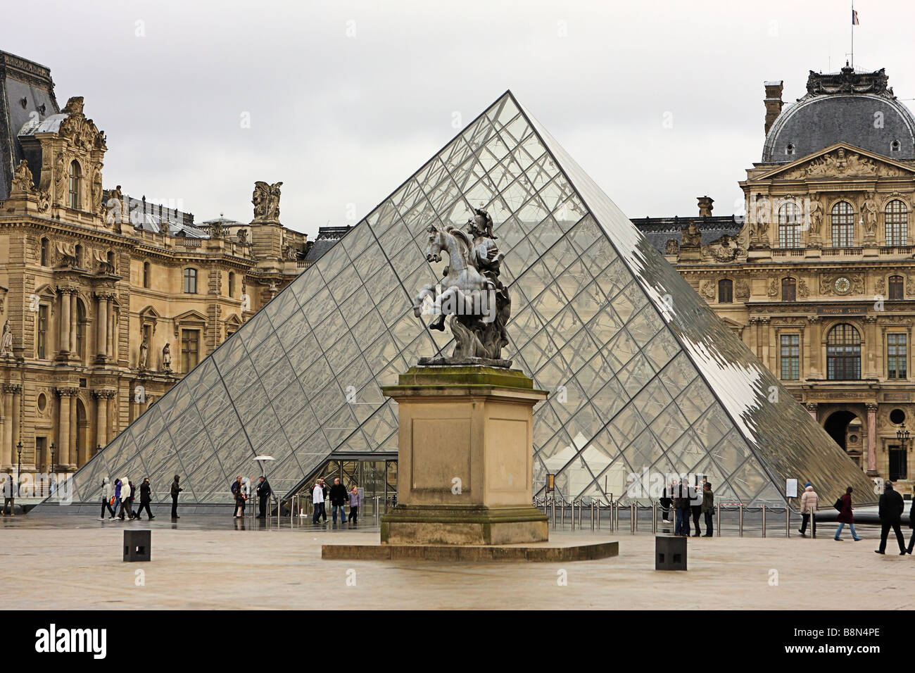 Glaspyramide und Statue außerhalb Le Louvre Stockfoto