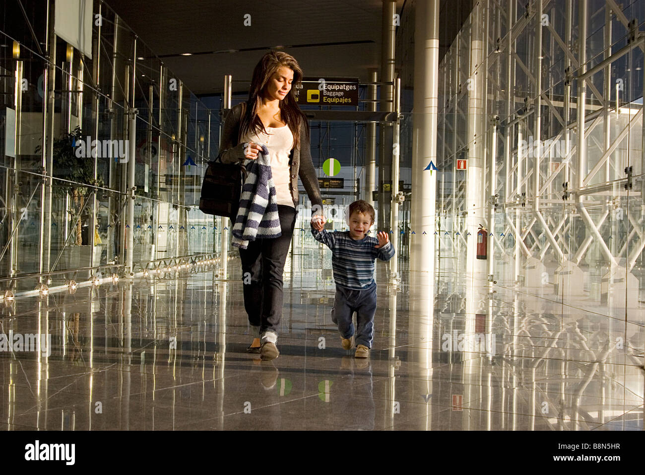 junge Mutter mit Kleinkind an europäischen Flughafen ankommen Stockfoto