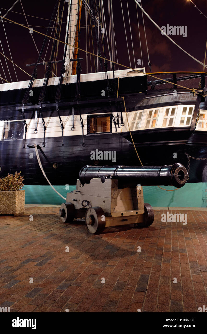 USS Constellation Museum bei Nacht mit einer Kanone im Vordergrund