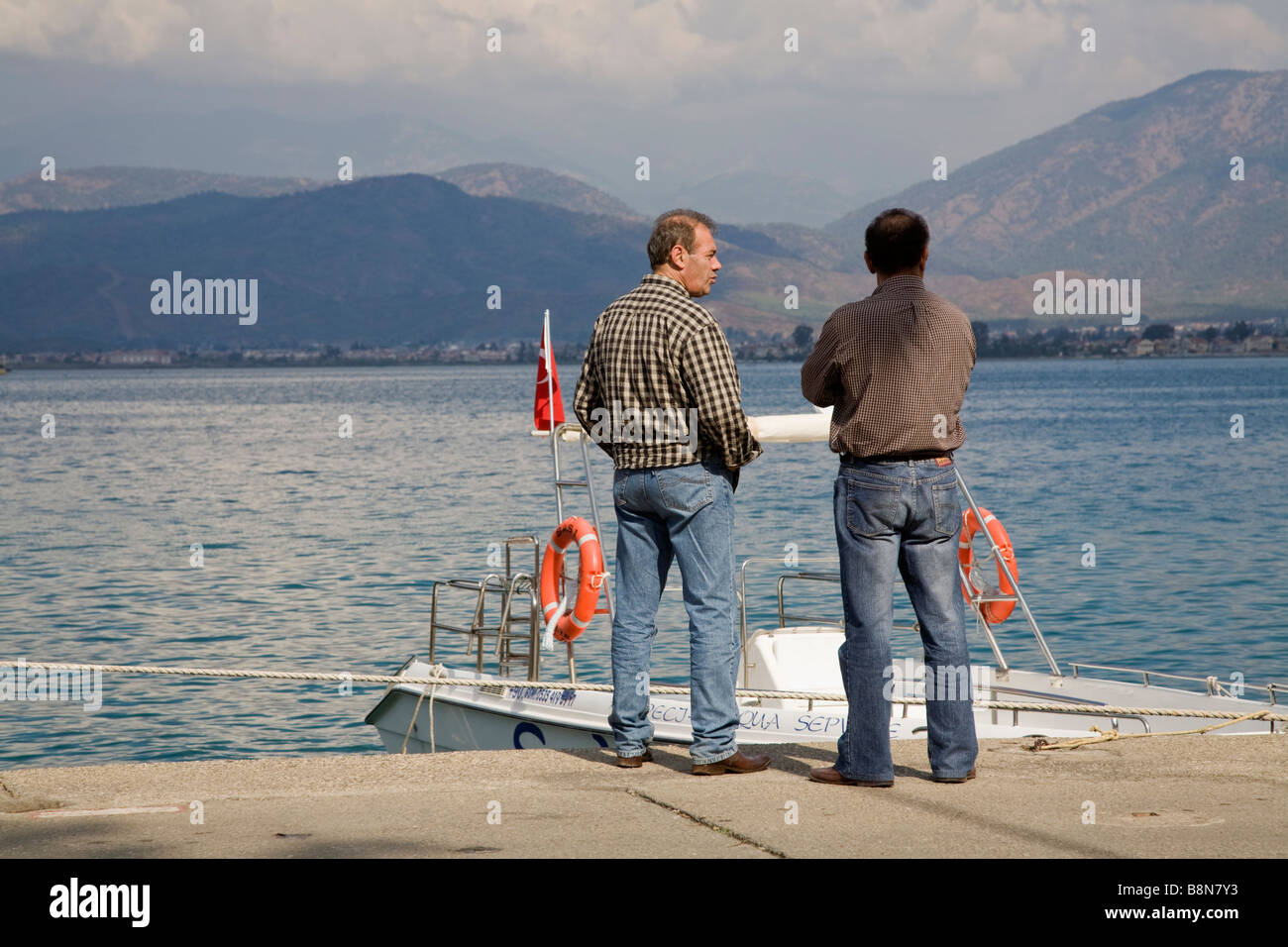 Zwei türkische Männer im Chat durch das Mittelmeer bei Fethiye in der Türkei Stockfoto