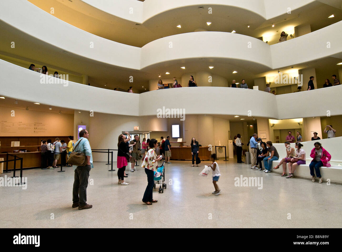 Innenraum des Guggenheim-Museums mit zahlreichen Besucher die Exponate betrachten Stockfoto
