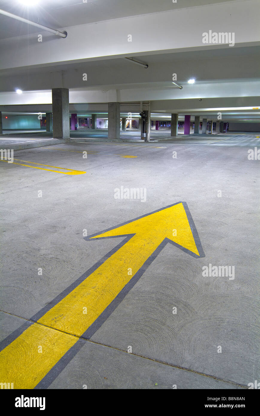 Gelber Pfeil leeren Parkplatz Garage Auto Park, USA Stockfoto