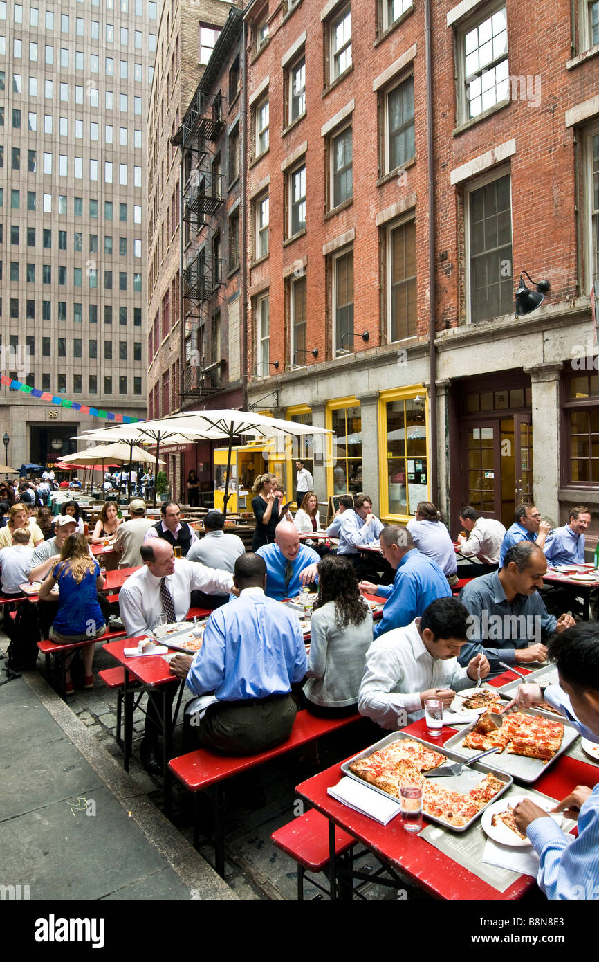 Straßenszene mit Menschen essen Pizza in einem lässigen Outdoor-restaurant Stockfoto