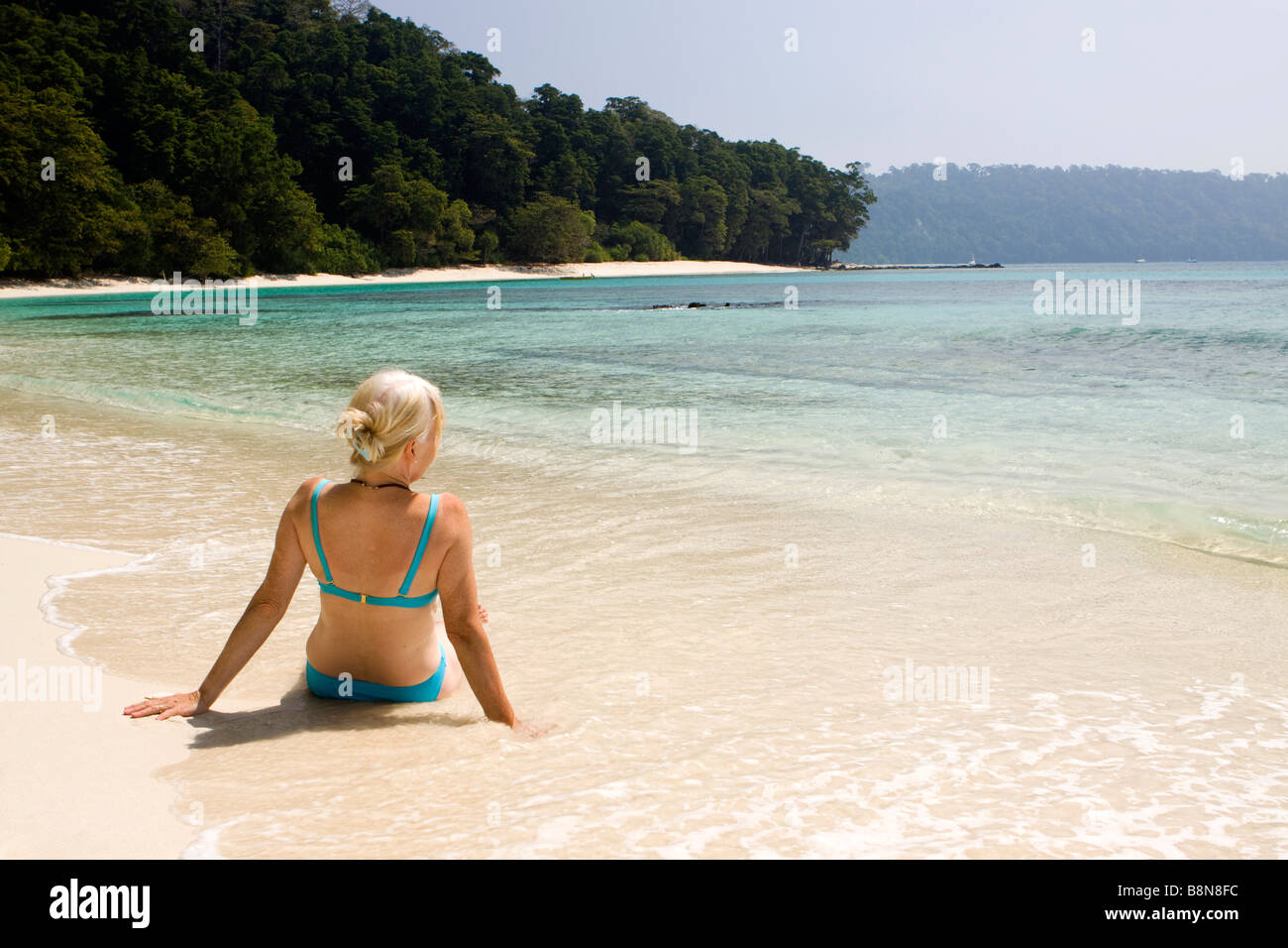 Indien-Andamanen und Nikobaren Havelock island Radha Nagar mittlere gealterte Frau im Bikini am Lagunenstrand Nummer 7 Stockfoto