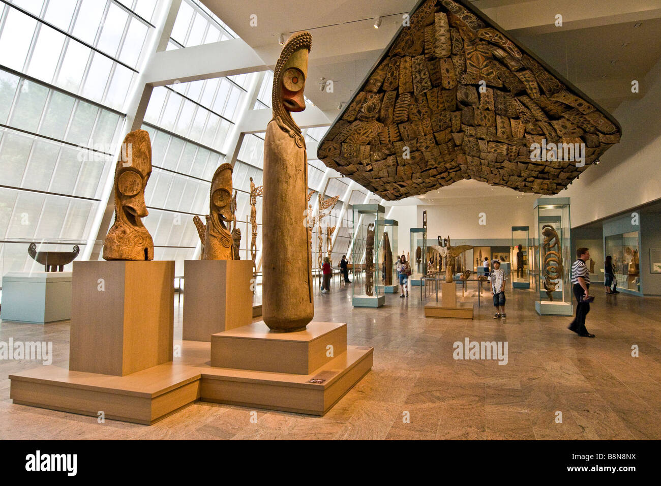 Besucher eine Ausstellung von geschnitzten Holzskulpturen im Metropolitan Museum of Art Stockfoto