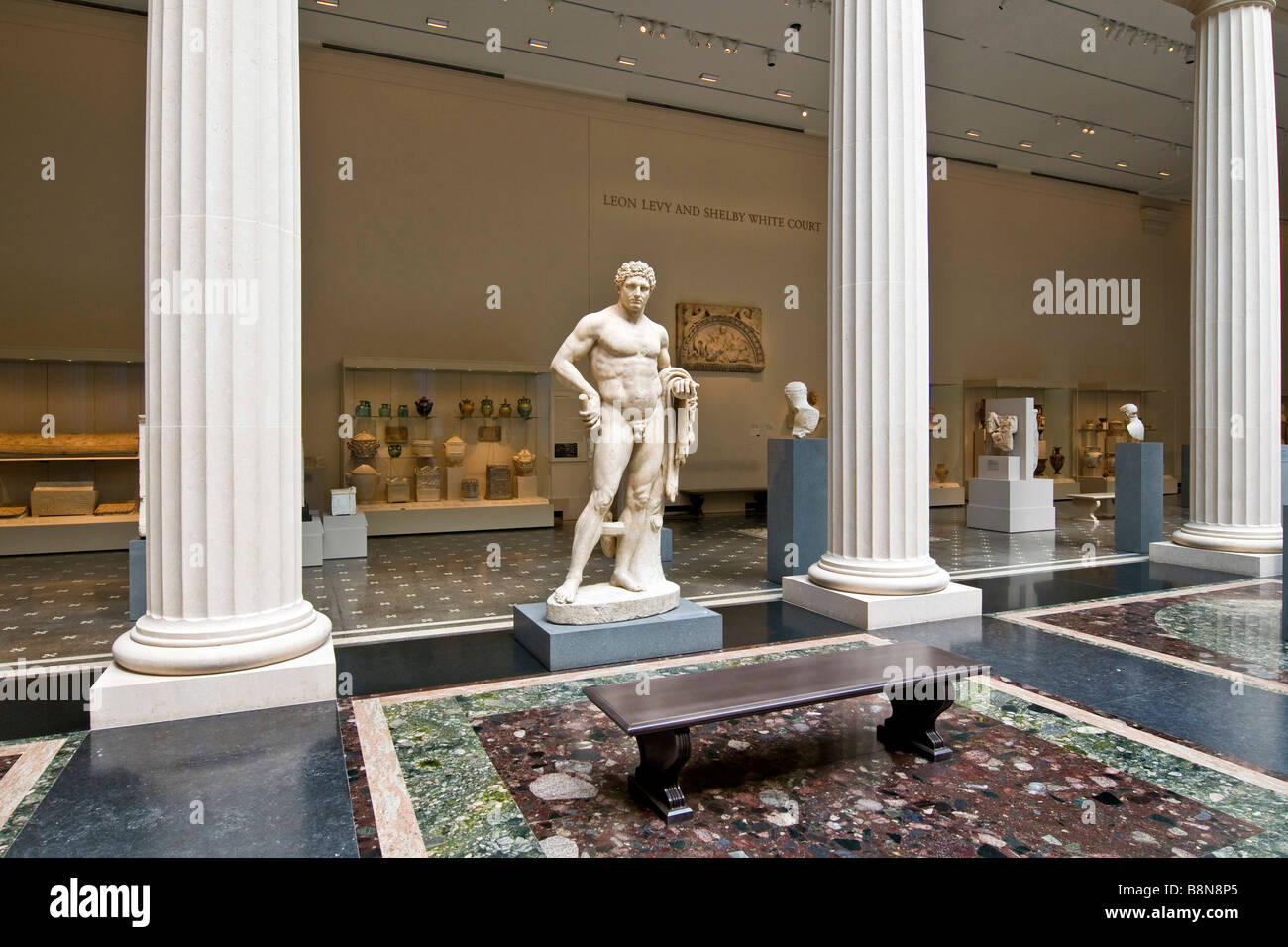 Klassischen Marmorskulptur inmitten von römischen Säulen, Metropolitan Museum of Art Stockfoto