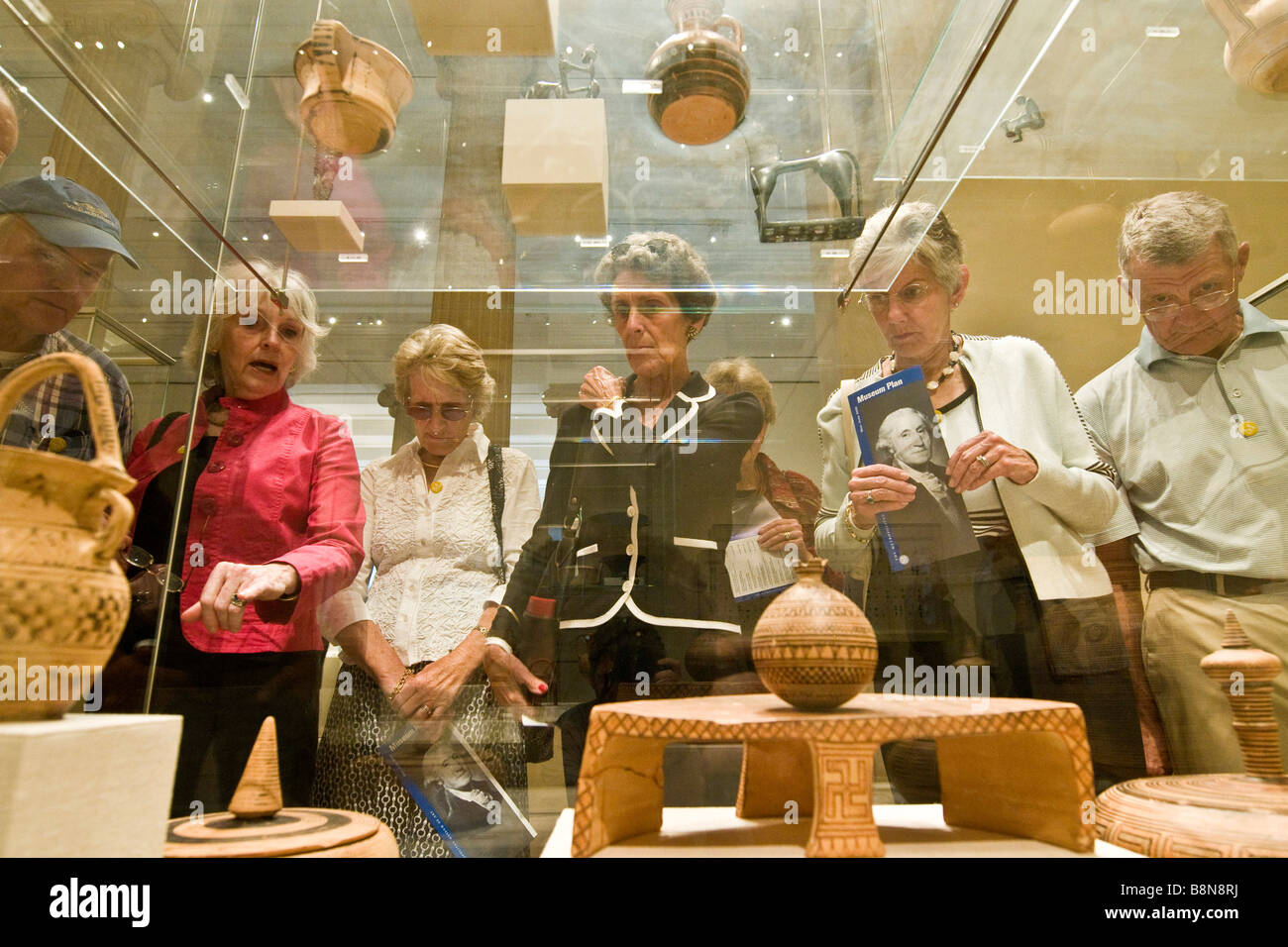 Besucher, die eine Auflistung von Elementen des klassischen Altertums, Metropolitan Museum of Art anzeigen Stockfoto