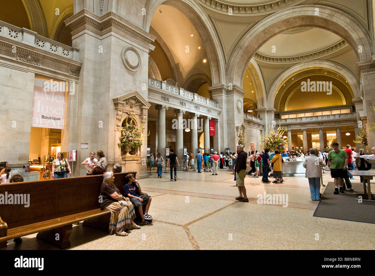 Besucher in der Lobby des Metropolitan Museum of Art Stockfoto