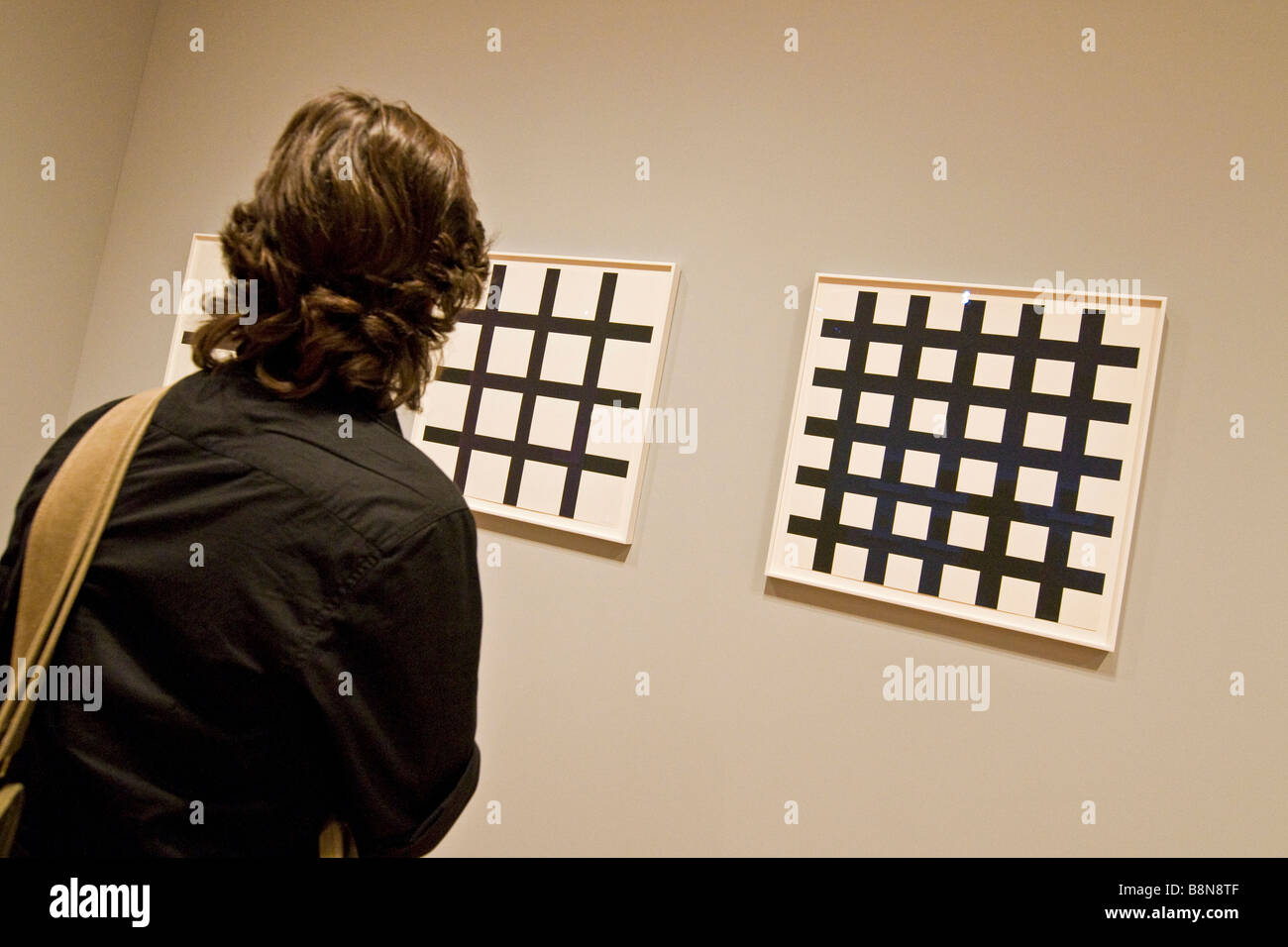 Besucher betrachten eine Ausstellung im Museum für moderne Kunst Stockfoto