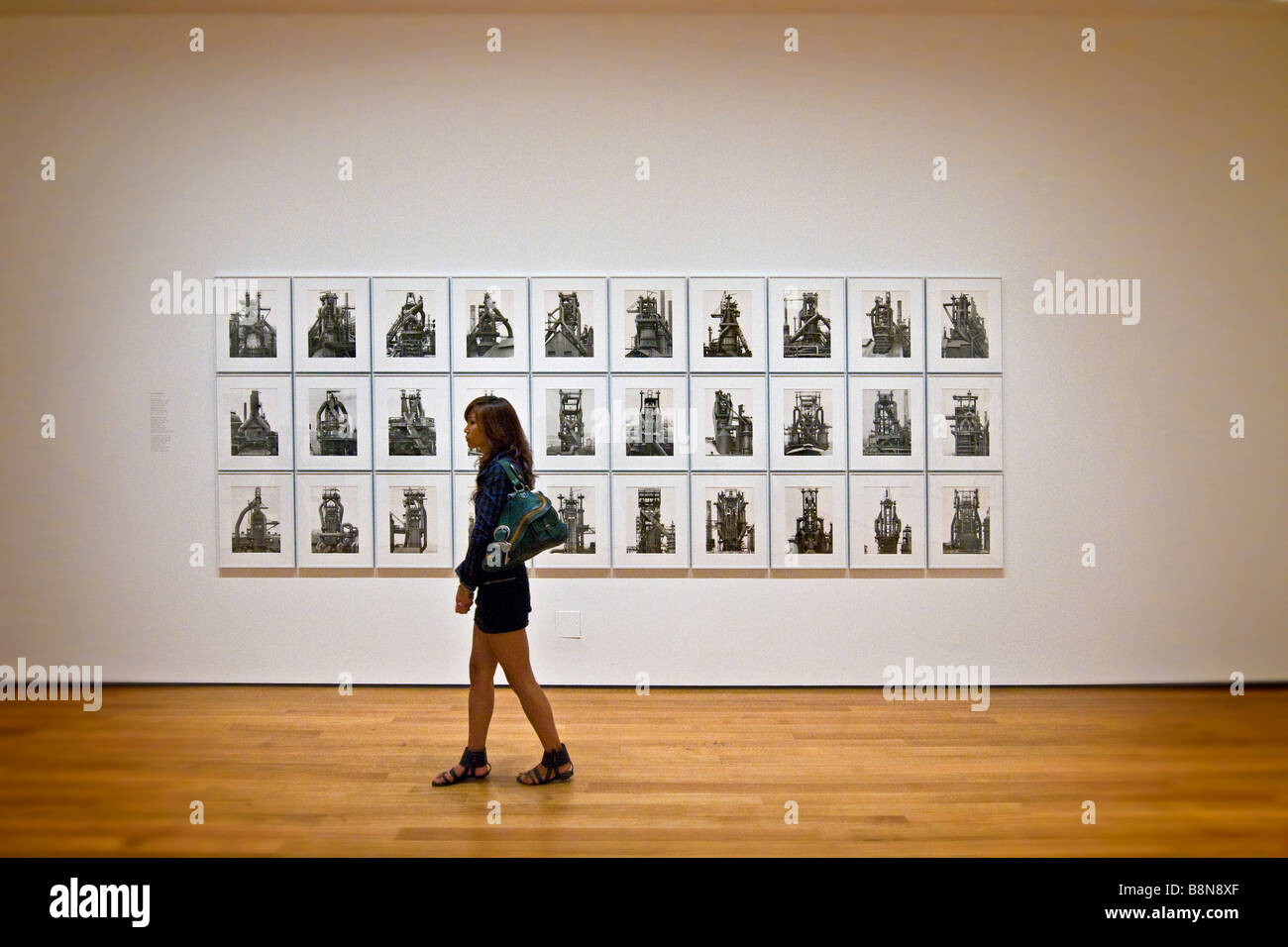 Besucher vorbei an einer Ausstellung im Museum für moderne Kunst Stockfoto
