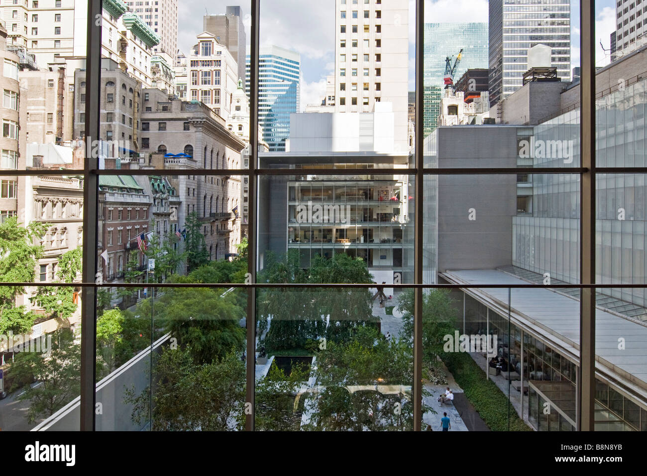 Blick über New York City durch ein Fenster von innen Museum für moderne Kunst Stockfoto