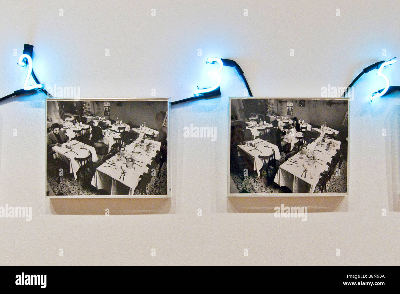 Eine Ausstellung mit kleinen schwarz-weiß Foto druckt und beleuchtet Zahlen im Museum für moderne Kunst Stockfoto