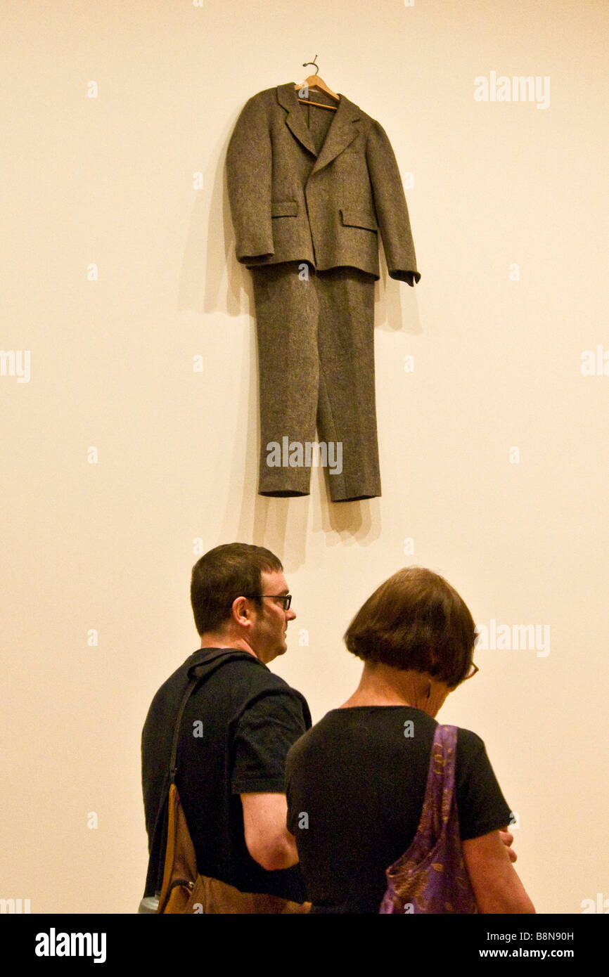 Eine Ausstellung mit einem wollenen Anzug im Museum für moderne Kunst Stockfoto